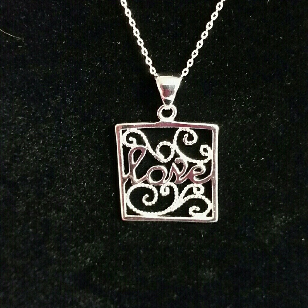 Beautiful 925 Sterling Silver necklace and pendant